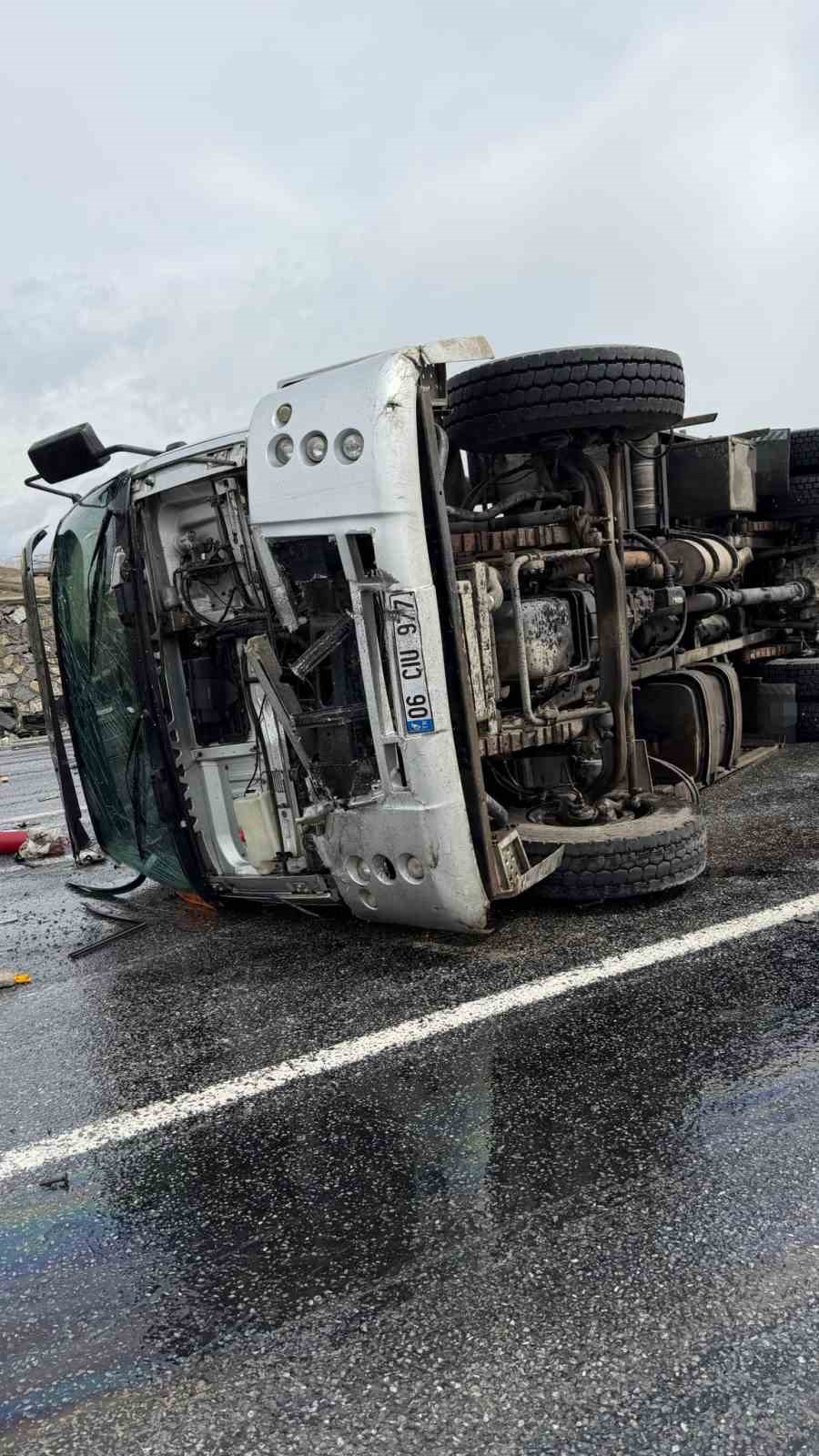 Bitlis’te iş makinesi ile tır çarpıştı: 1’i ağır 3 yaralı
