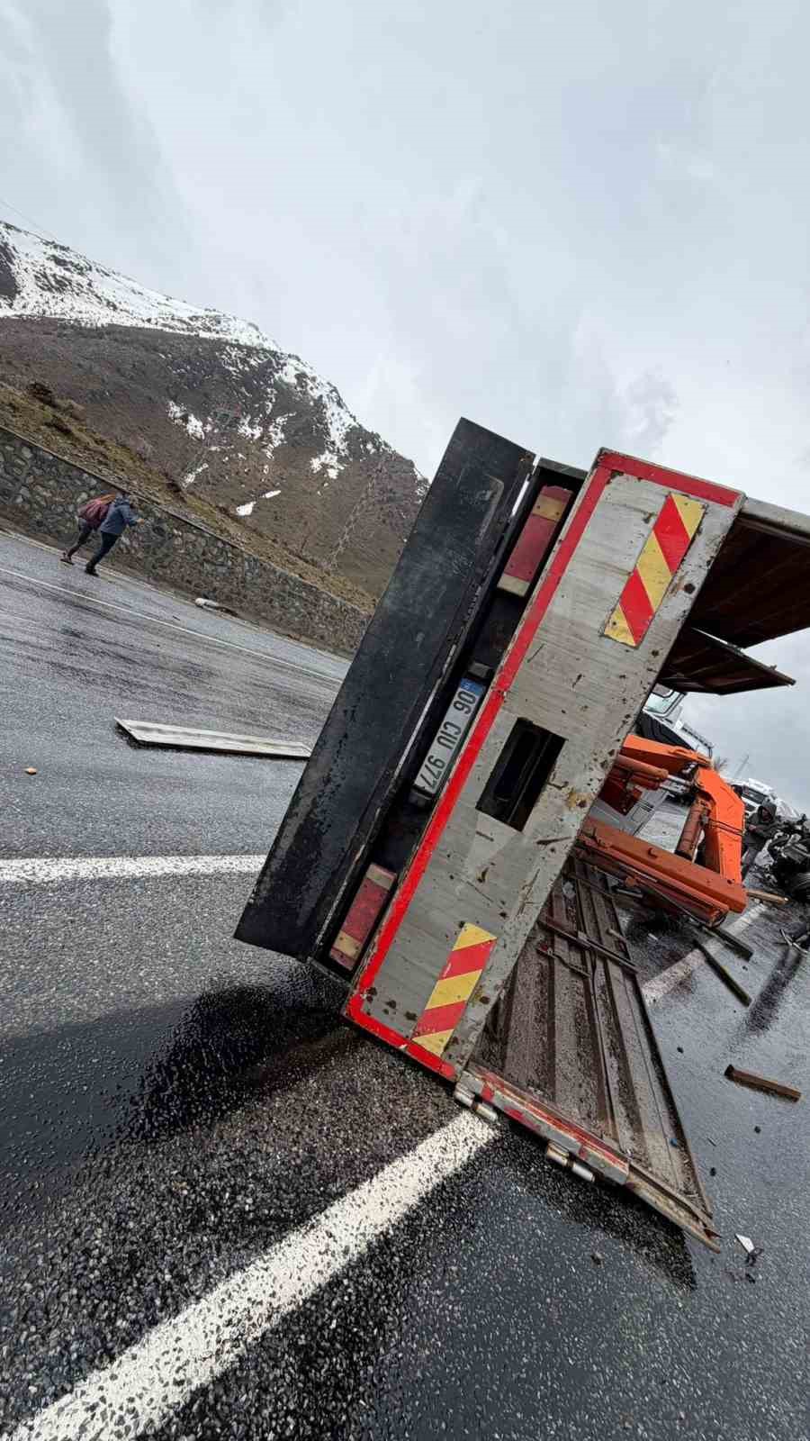 Bitlis’te iş makinesi ile tır çarpıştı: 1’i ağır 3 yaralı
