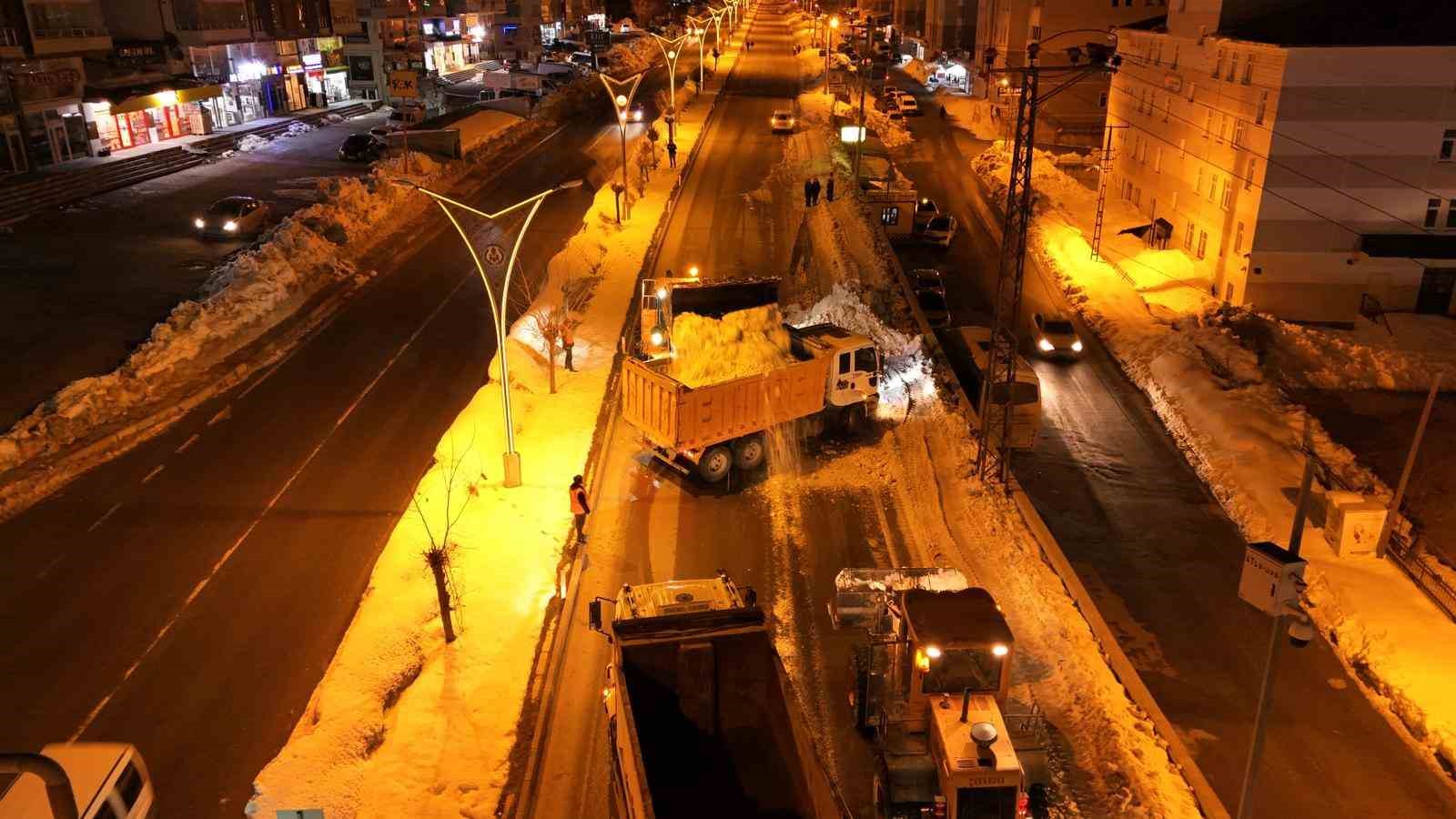 Bitlis’te kaldırımlardaki karlar kamyonlarla taşınıyor
