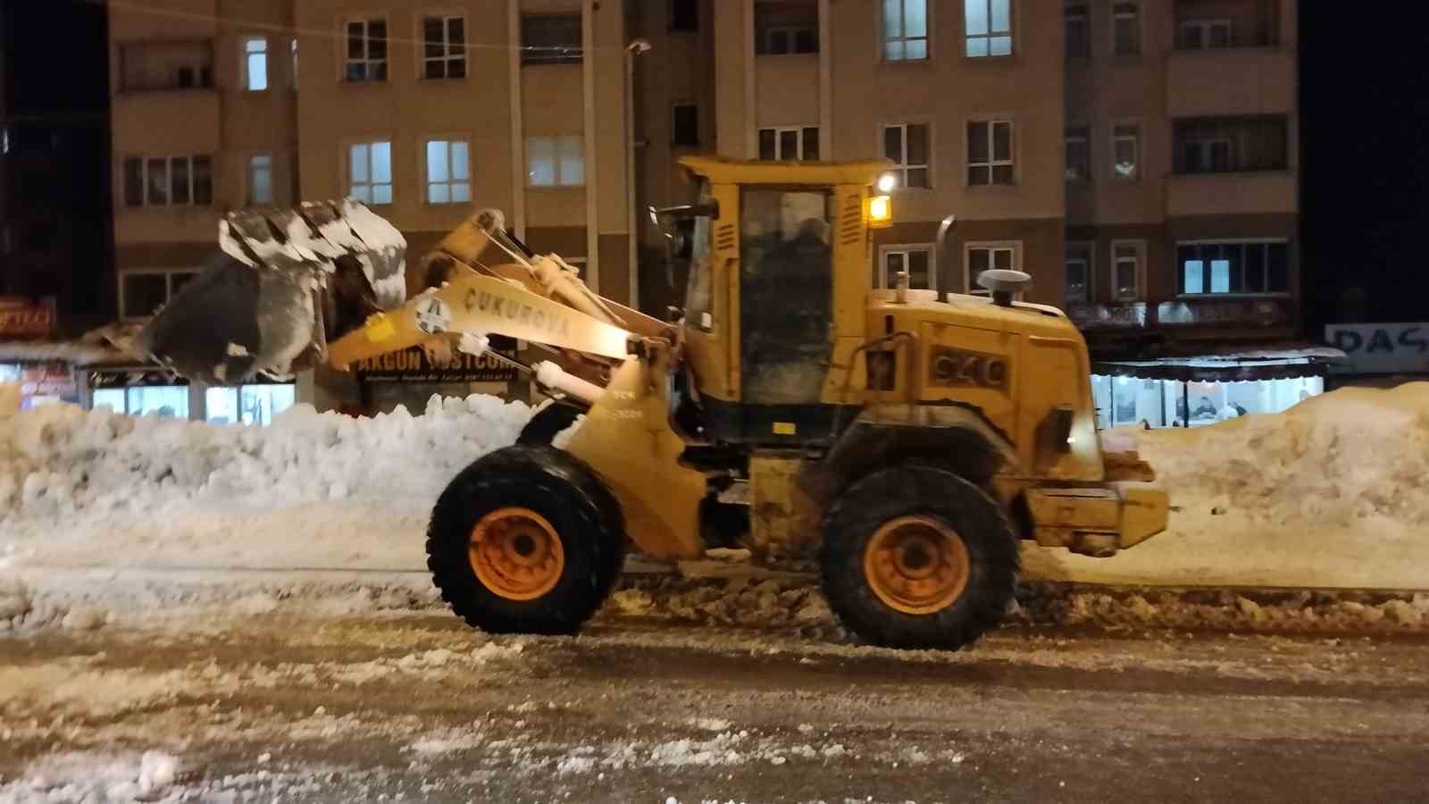 Bitlis’te kaldırımlardaki karlar kamyonlarla taşınıyor
