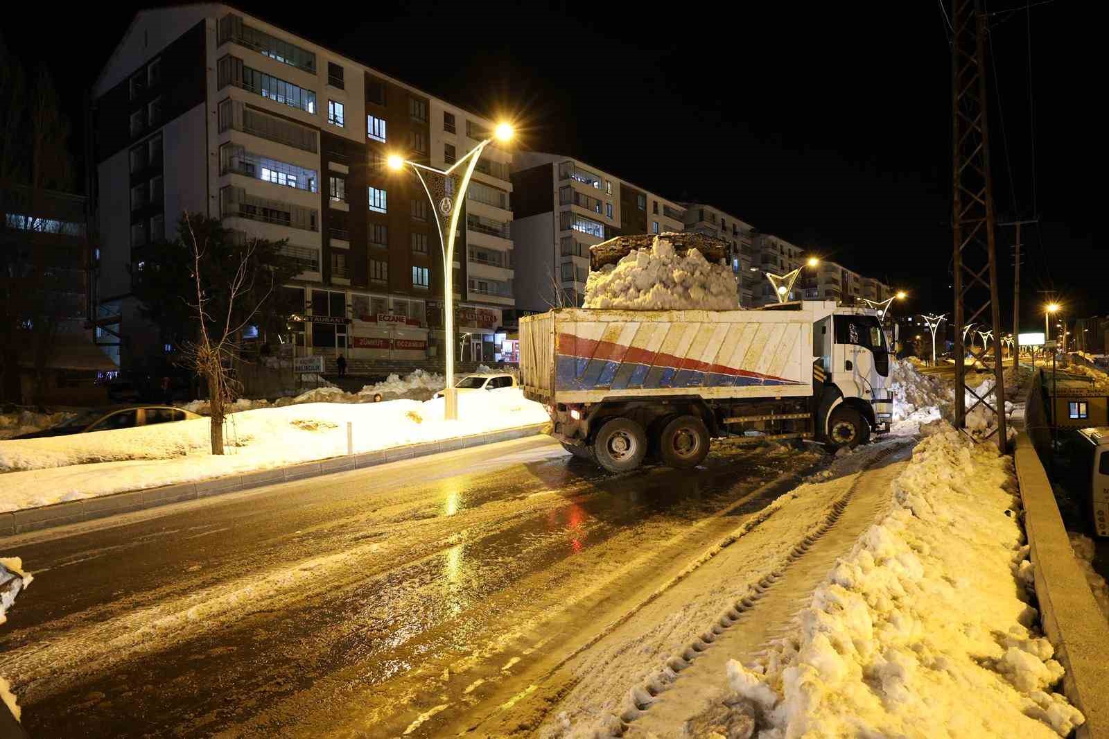 Bitlis’te kaldırımlardaki karlar kamyonlarla taşınıyor
