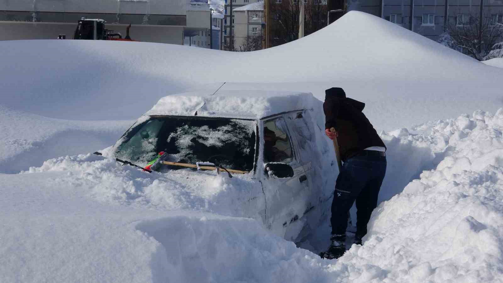 Bitlis’te kar altında kalan araçlar güçlükle bulundu
