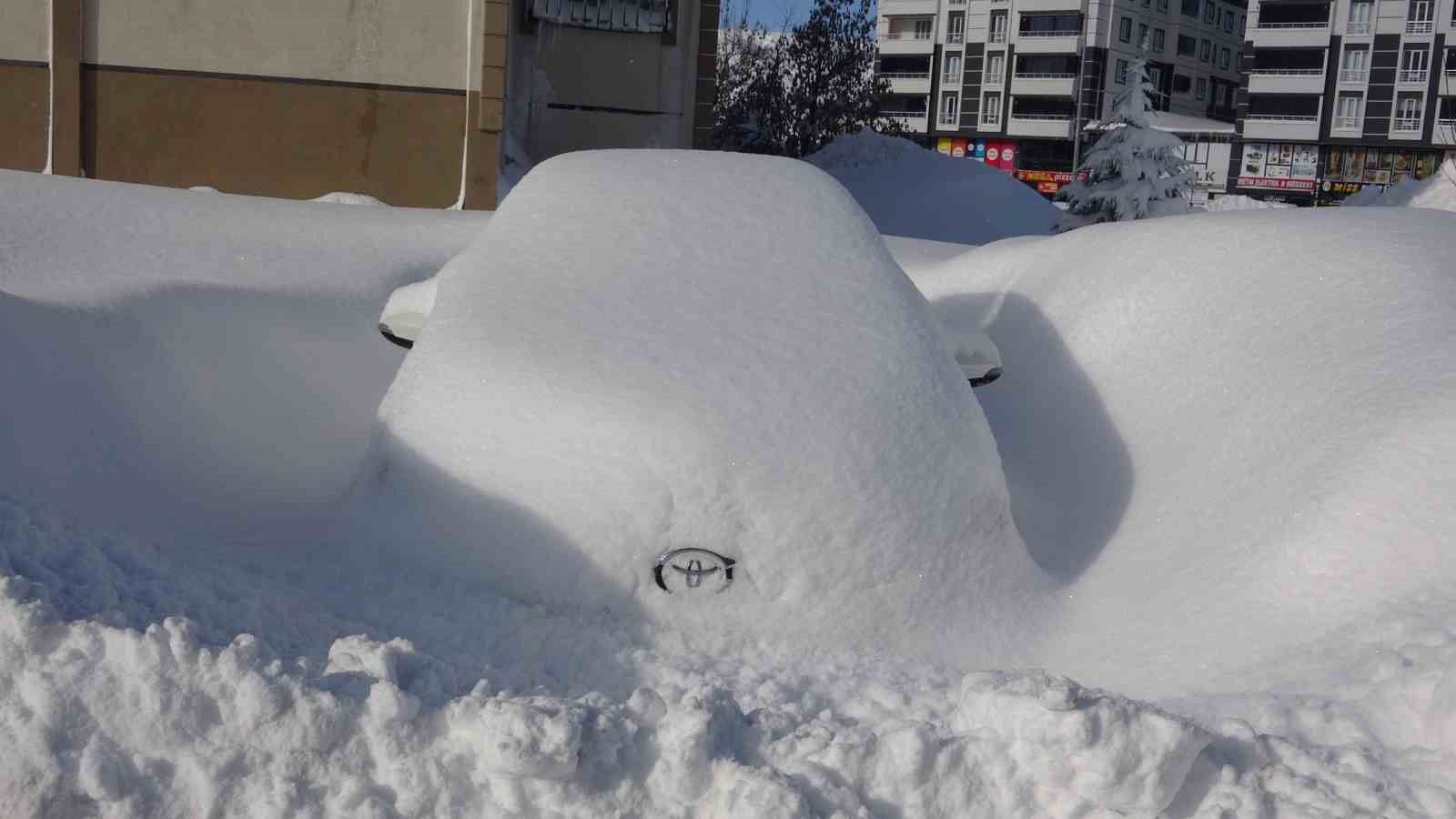 Bitlis’te kar altında kalan araçlar güçlükle bulundu
