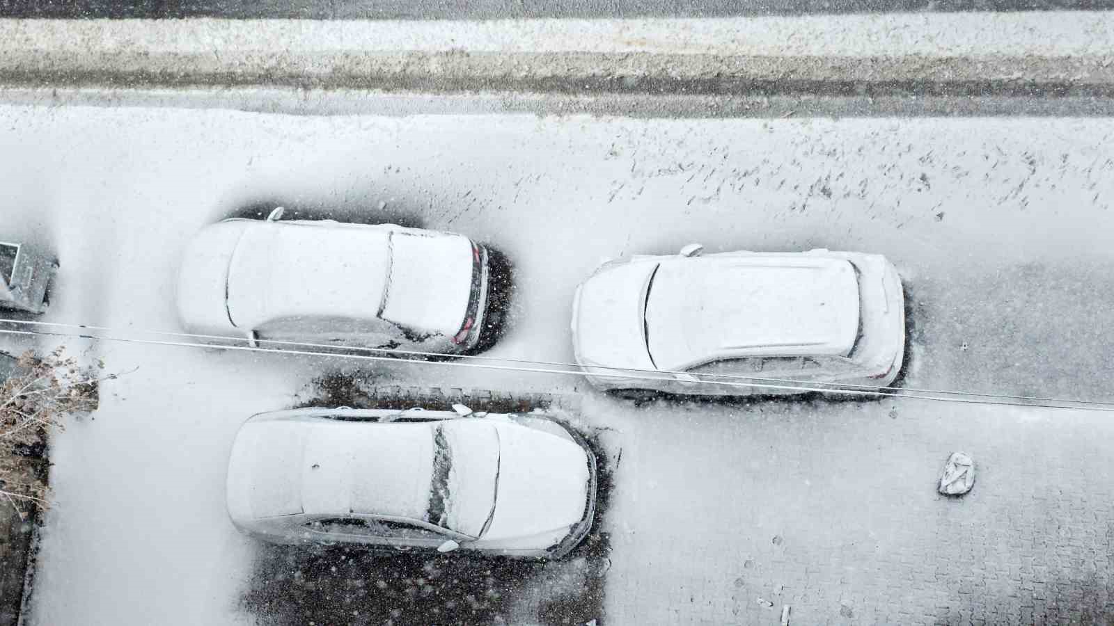 Bitlis’te kar sürprizi: Nisan ayında kent beyaza büründü

