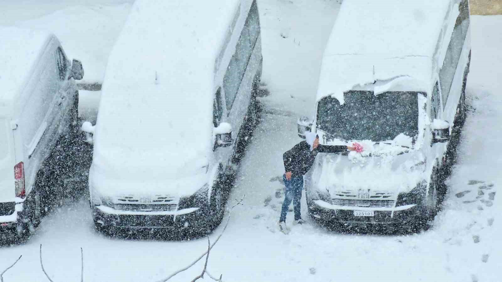 Bitlis’te kar sürprizi: Nisan ayında kent beyaza büründü
