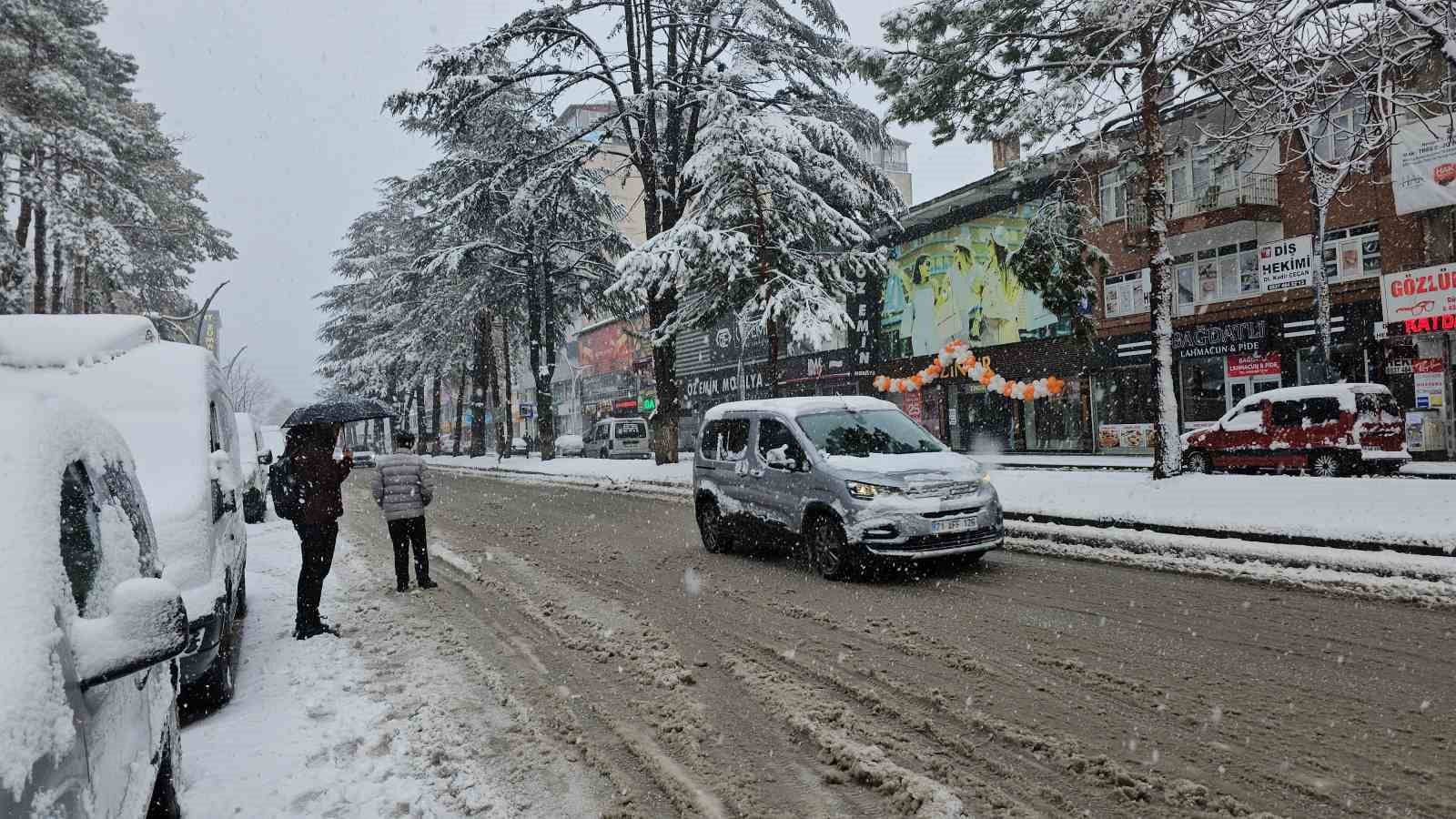 Bitlis’te kar sürprizi: Nisan ayında kent beyaza büründü
