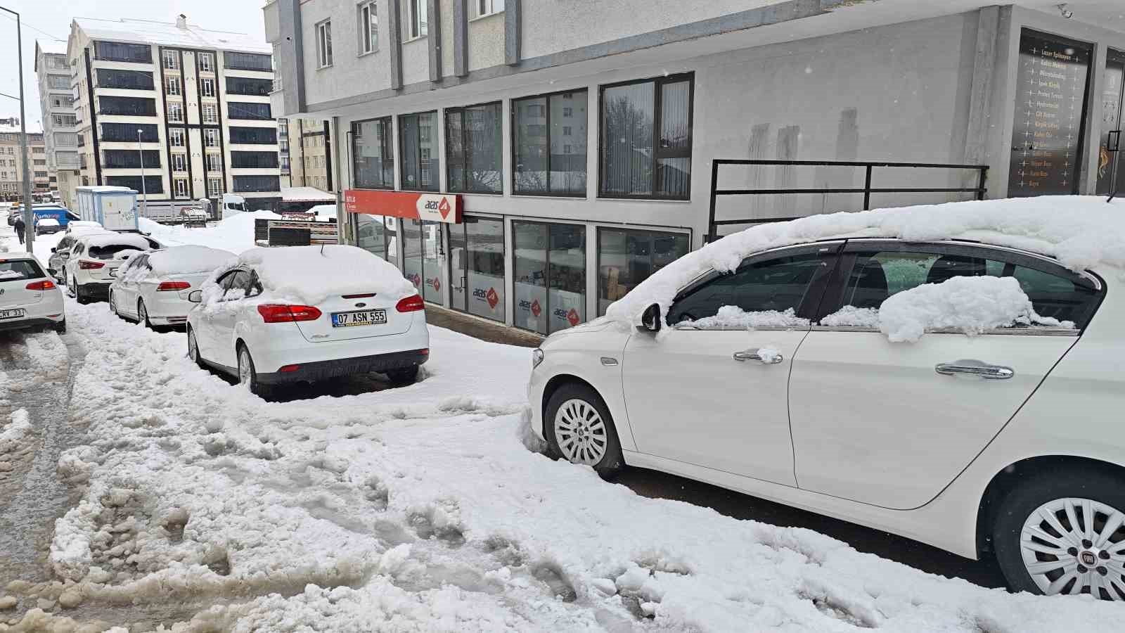 Bitlis’te kar yağışı nedeniyle 82 köy yolu ulaşıma kapandı
