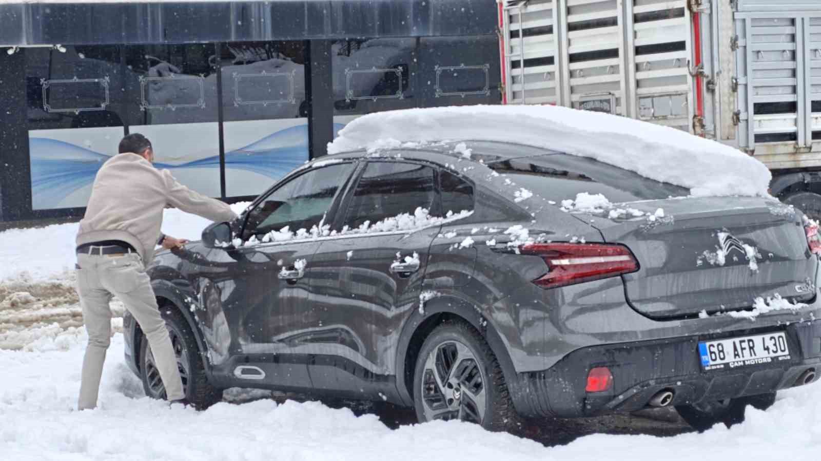 Bitlis’te kar yağışı nedeniyle 82 köy yolu ulaşıma kapandı
