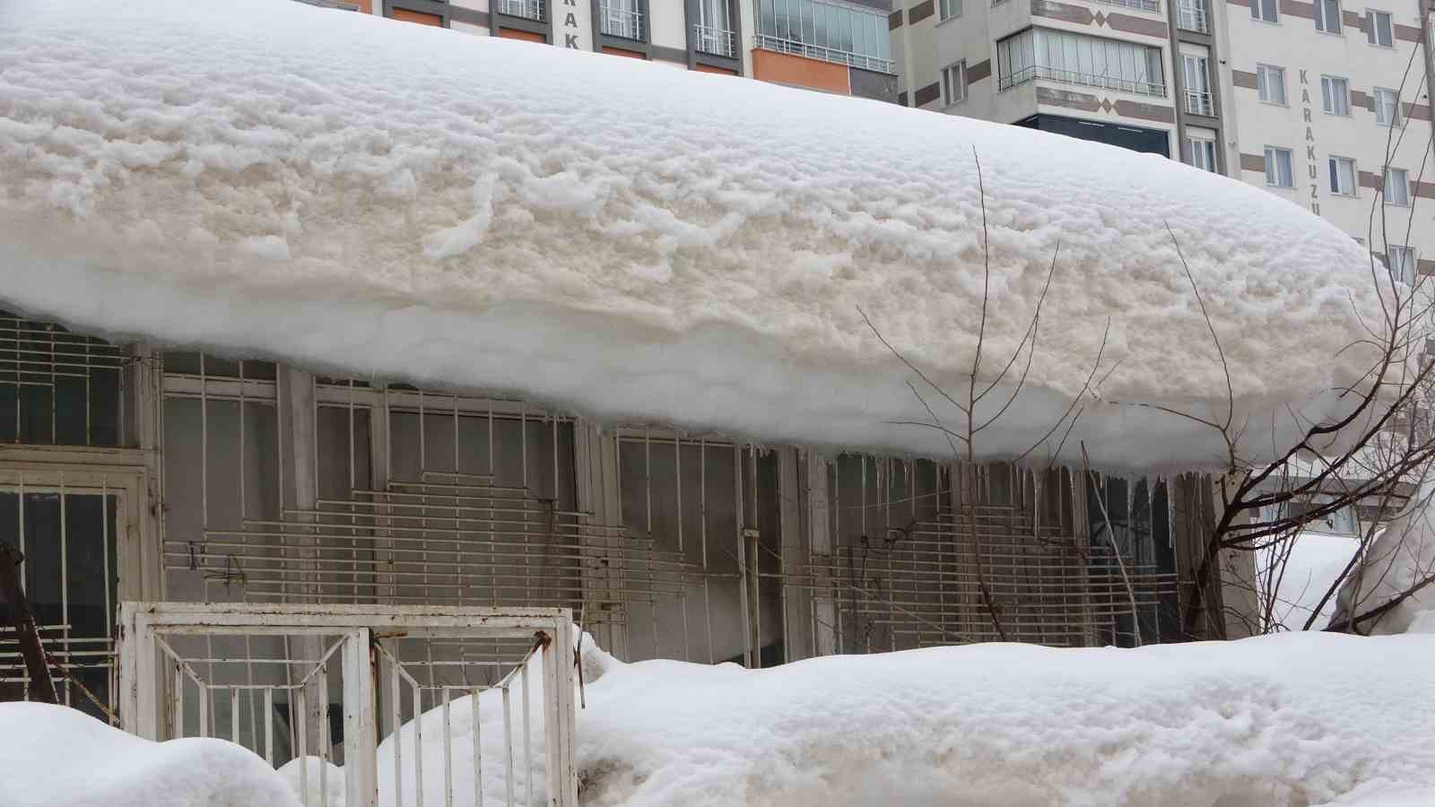 Bitlis’te kar yığınları kardan kaleye dönüştü
