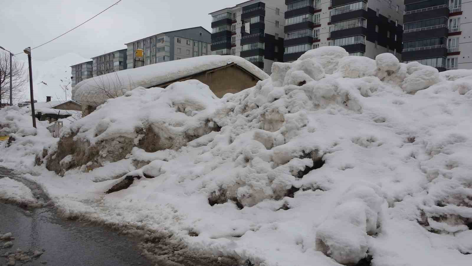 Bitlis’te kar yığınları kardan kaleye dönüştü
