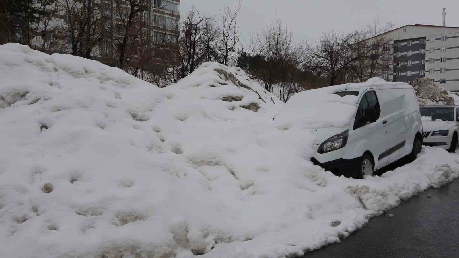 Bitlis’te kar yığınları kardan kaleye dönüştü
