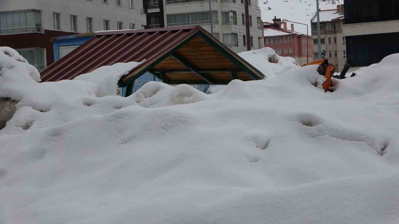 Bitlis’te kar yığınları kardan kaleye dönüştü
