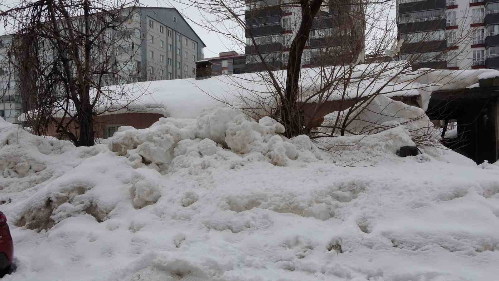 Bitlis’te kar yığınları kardan kaleye dönüştü
