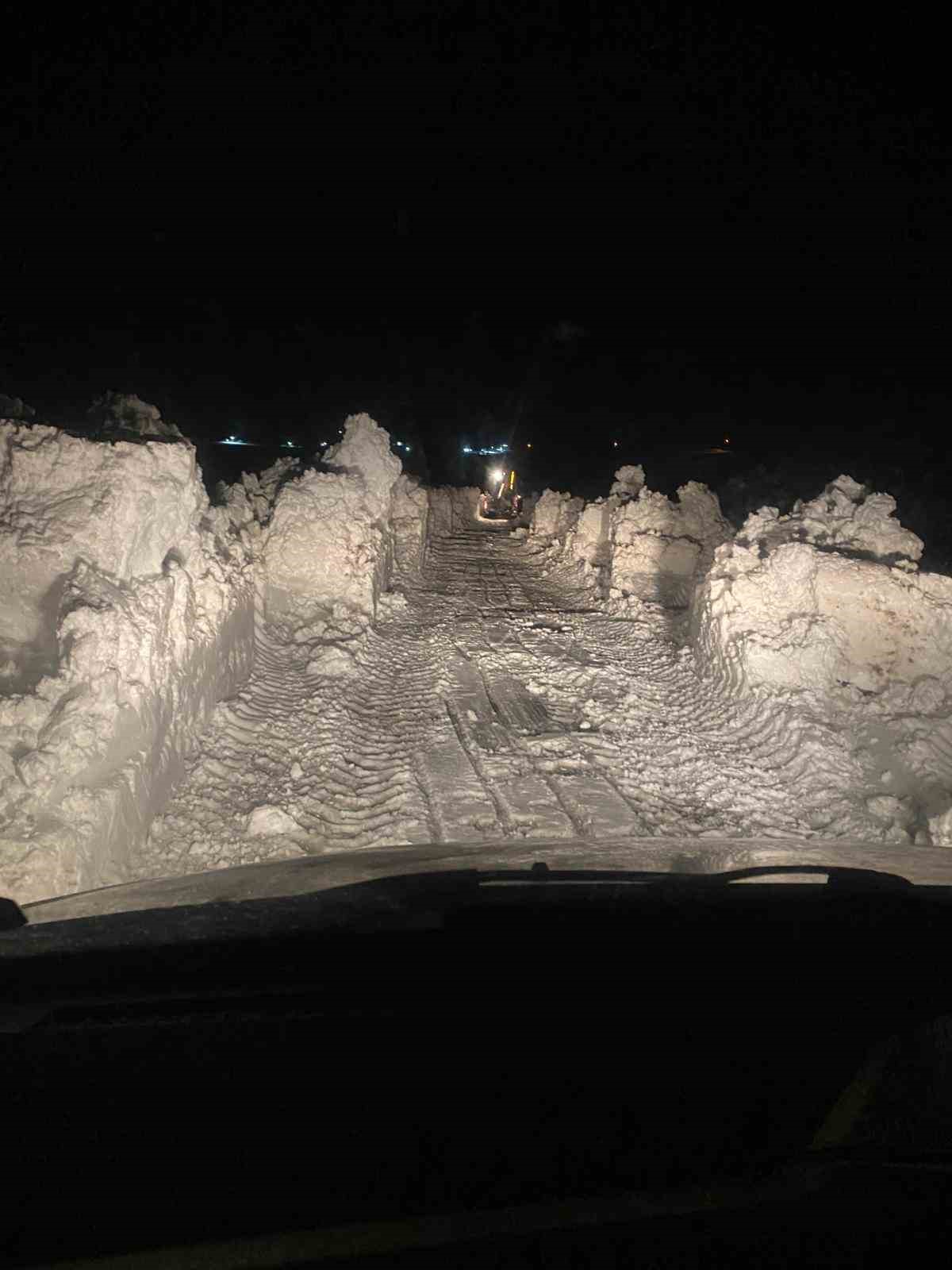 Bitlis’te karda mahsur kalan 112 ekibi kurtarıldı
