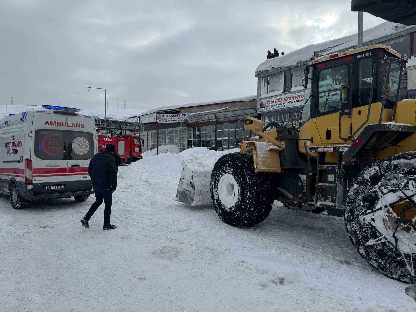Bitlis’te karın ağırlığına dayanamayan çatı çöktü: 1 yaralı
