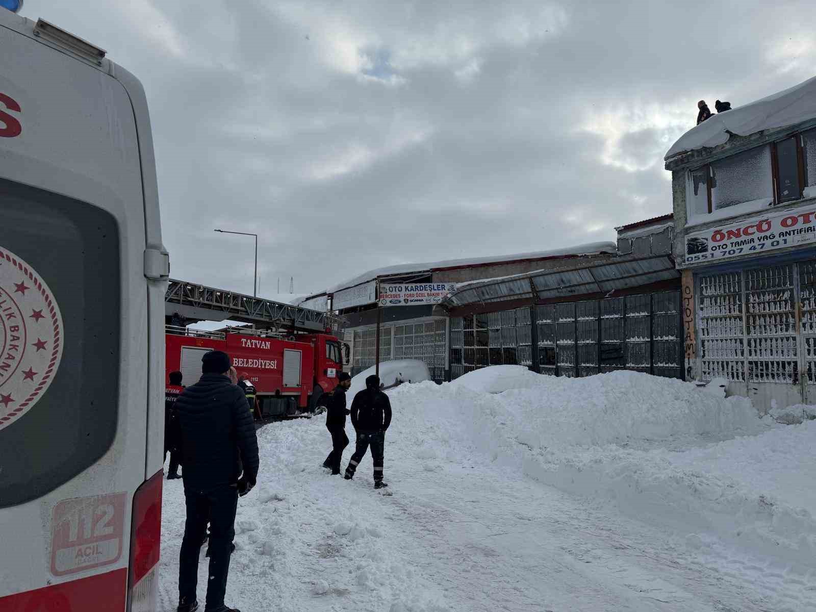 Bitlis’te karın ağırlığına dayanamayan çatı çöktü: 1 yaralı
