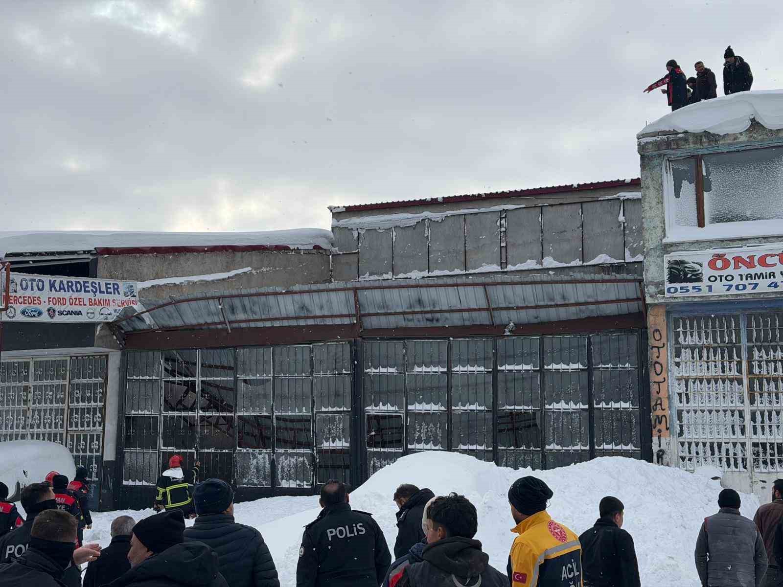 Bitlis’te karın ağırlığına dayanamayan çatı çöktü: 1 yaralı
