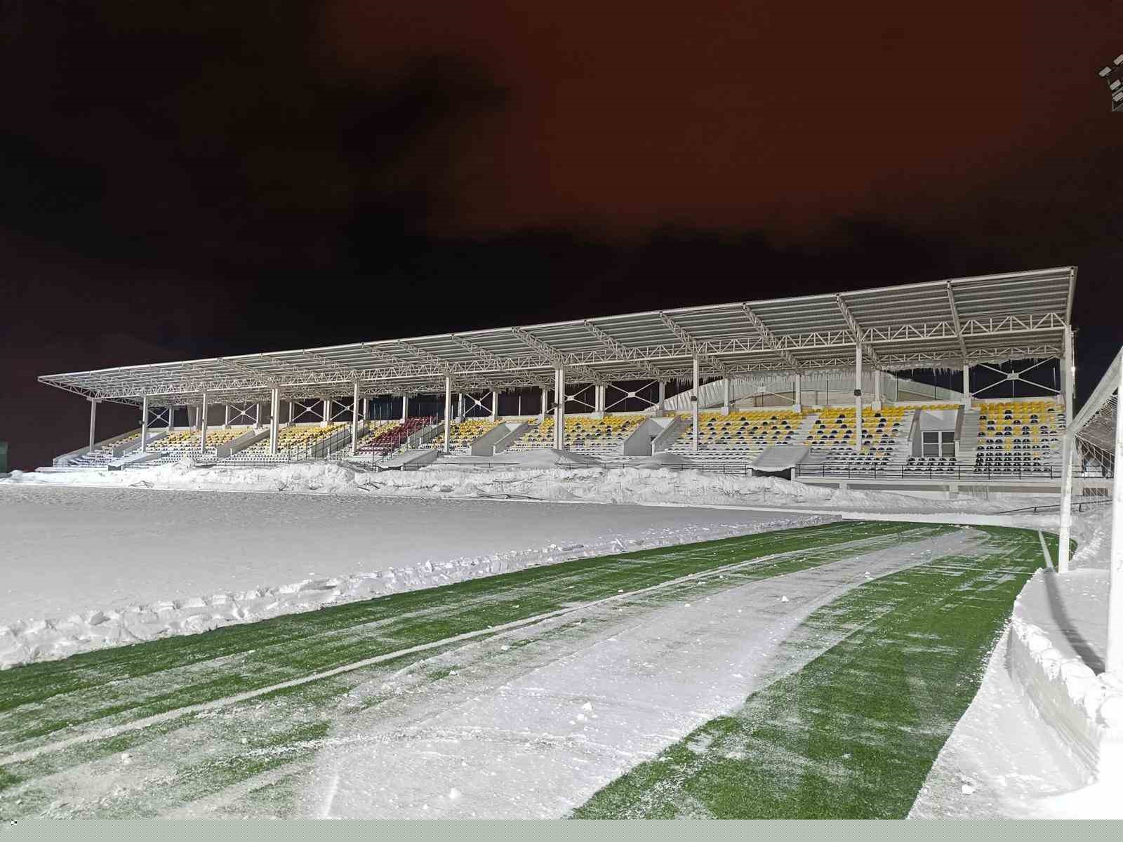 Bitlis’te karla kaplı stat temizlendi
