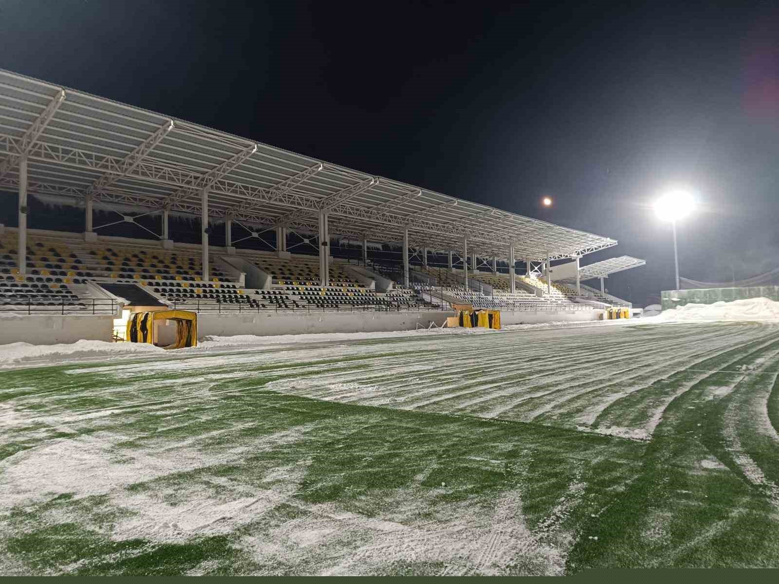 Bitlis’te karla kaplı stat temizlendi
