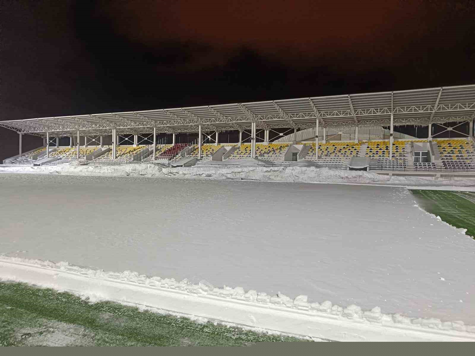 Bitlis’te karla kaplı stat temizlendi
