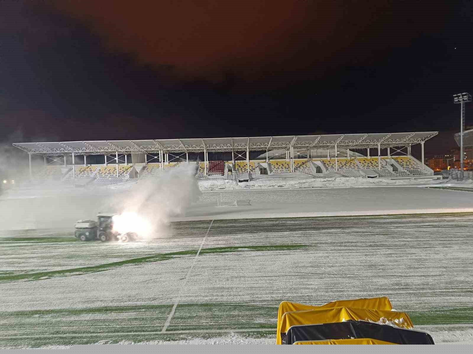 Bitlis’te karla kaplı stat temizlendi
