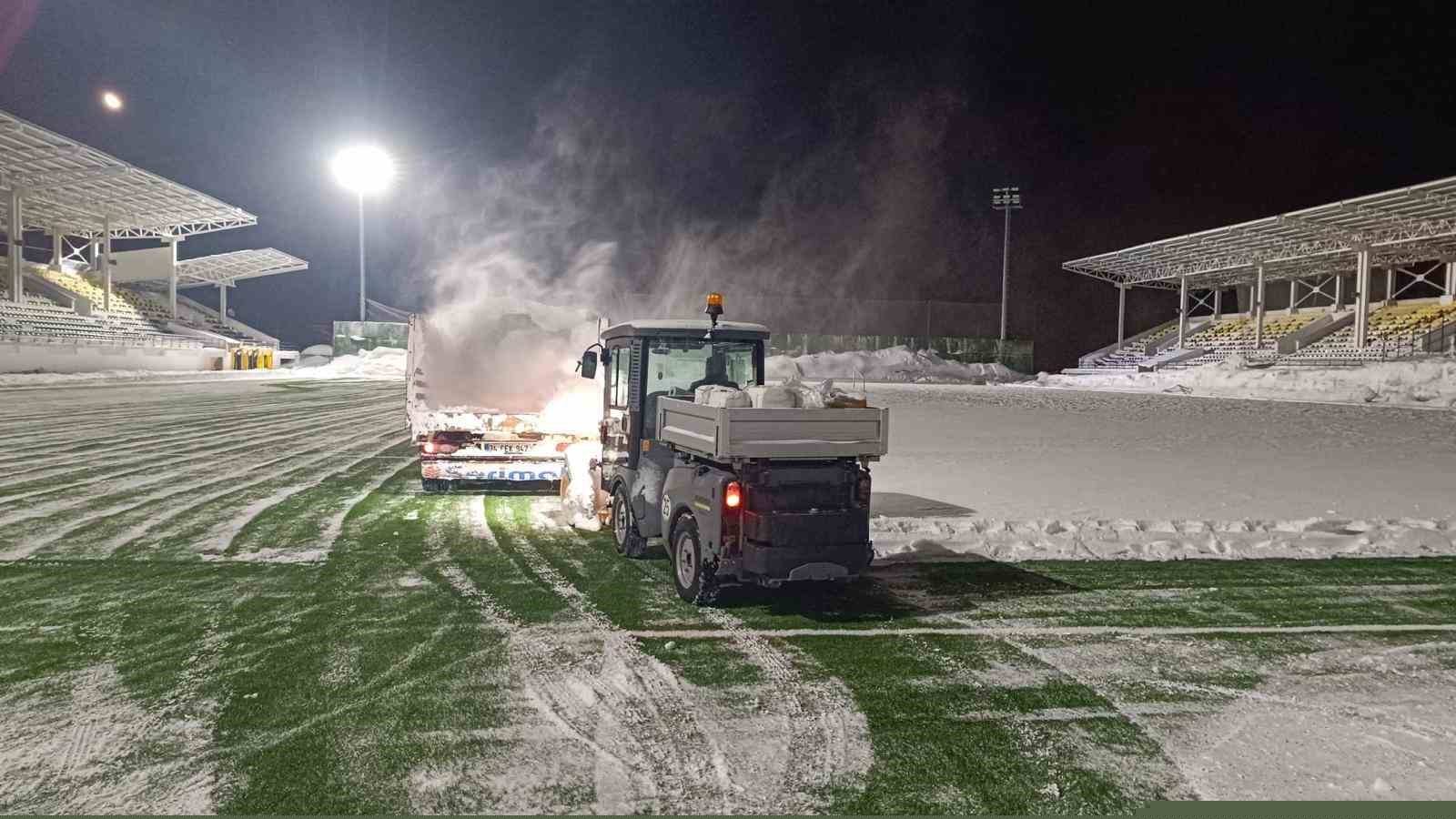 Bitlis’te karla kaplı stat temizlendi
