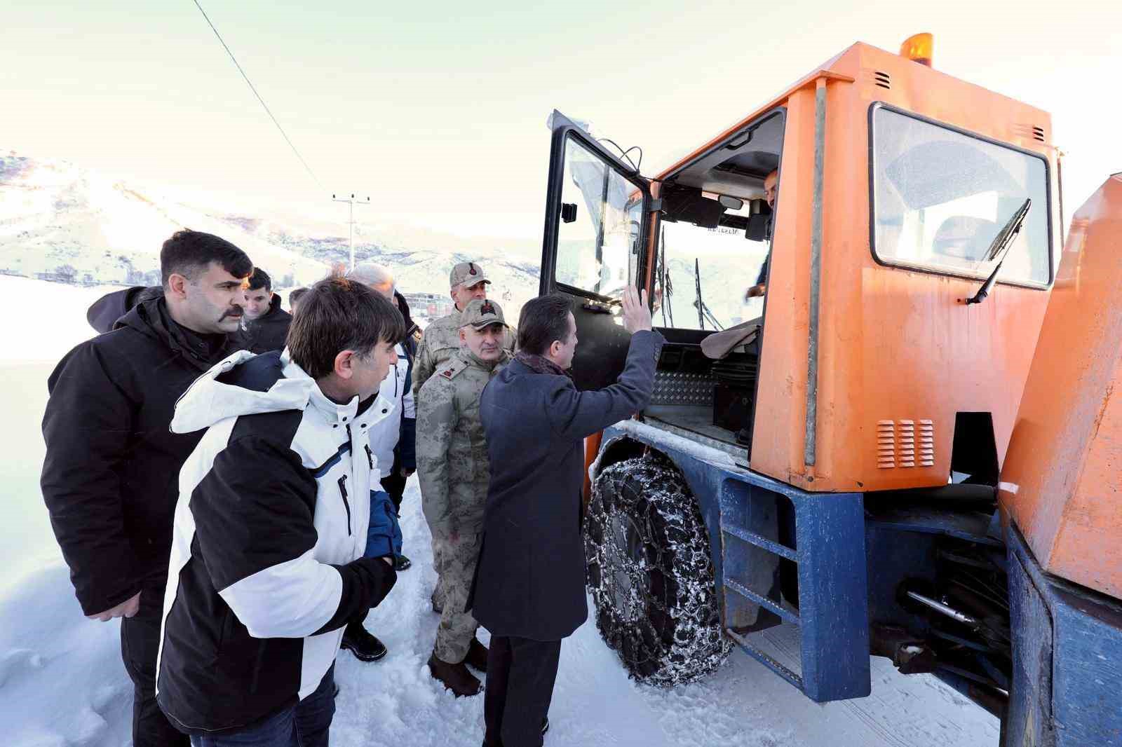 Bitlis’te karla mücadele çalışmaları aralıksız devam ediyor
