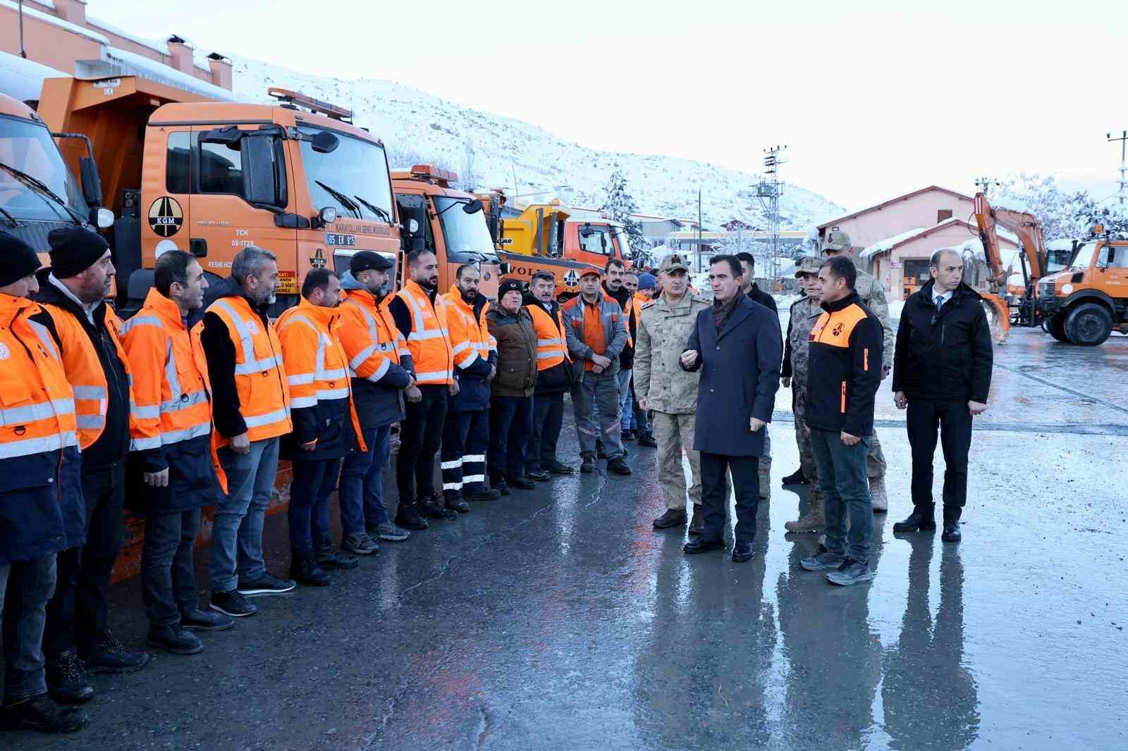 Bitlis’te karla mücadele çalışmaları aralıksız devam ediyor
