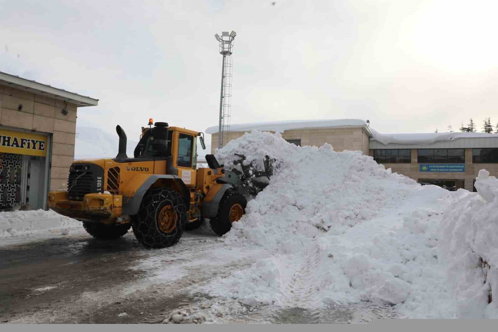 Bitlis’te karla mücadele çalışmaları aralıksız sürdürüyor
