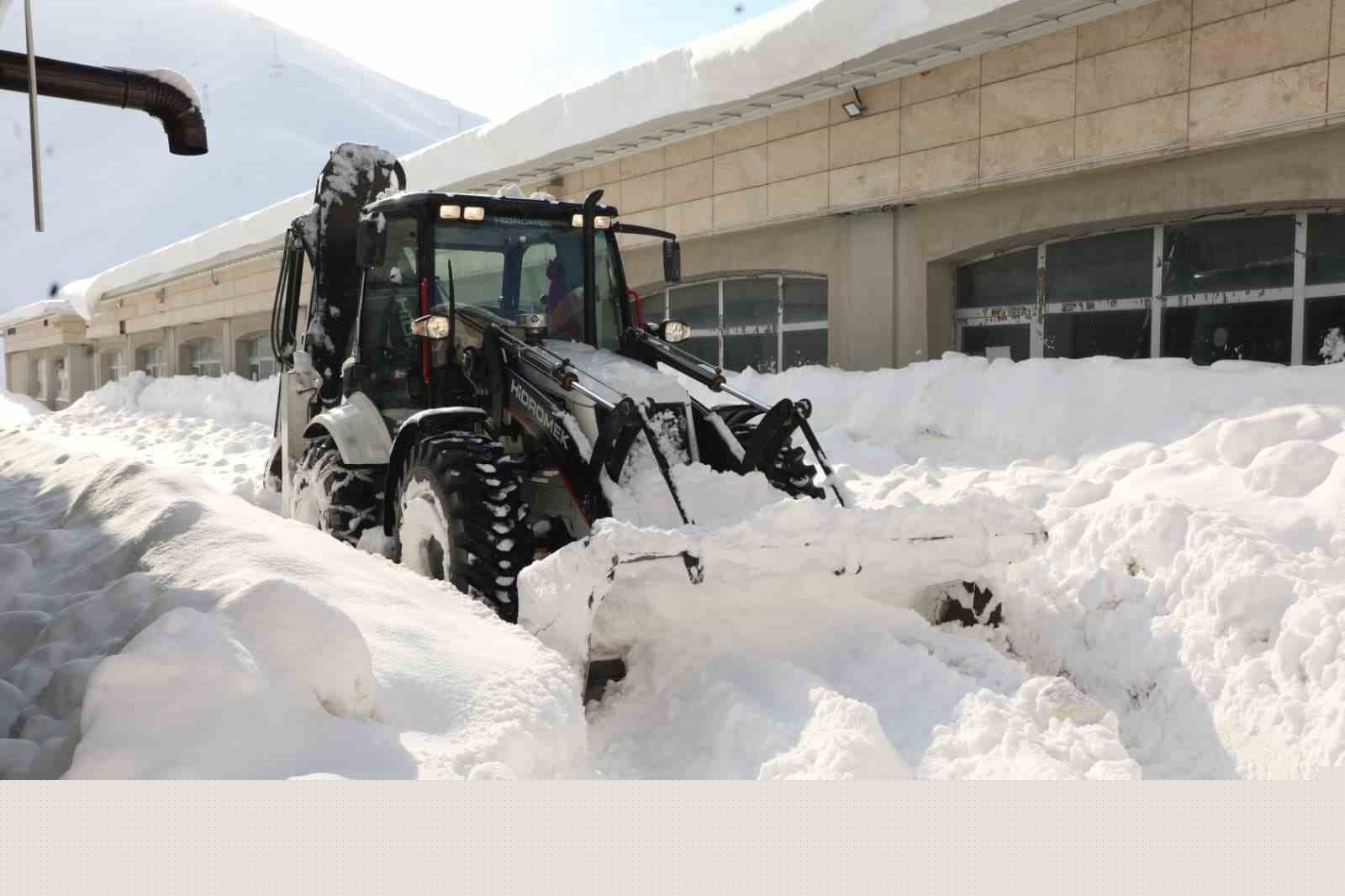 Bitlis’te karla mücadele çalışmaları aralıksız sürdürüyor
