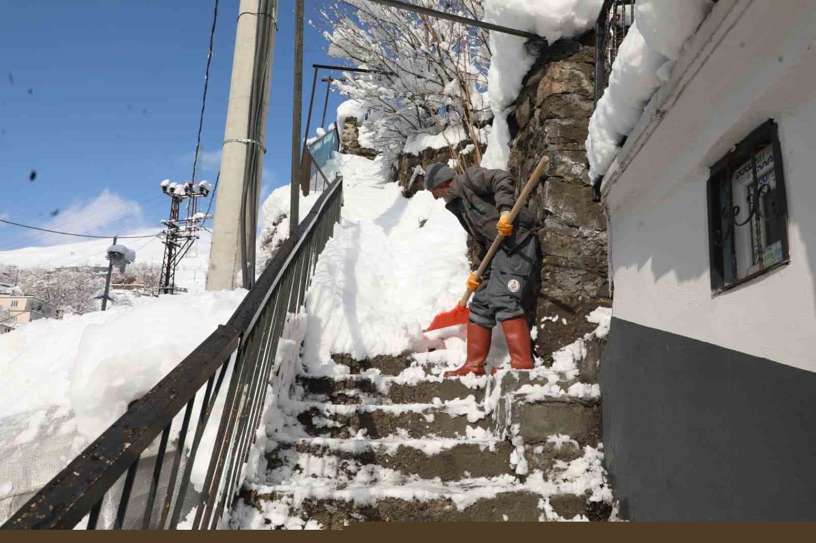 Bitlis’te karla mücadele çalışmaları aralıksız sürdürüyor
