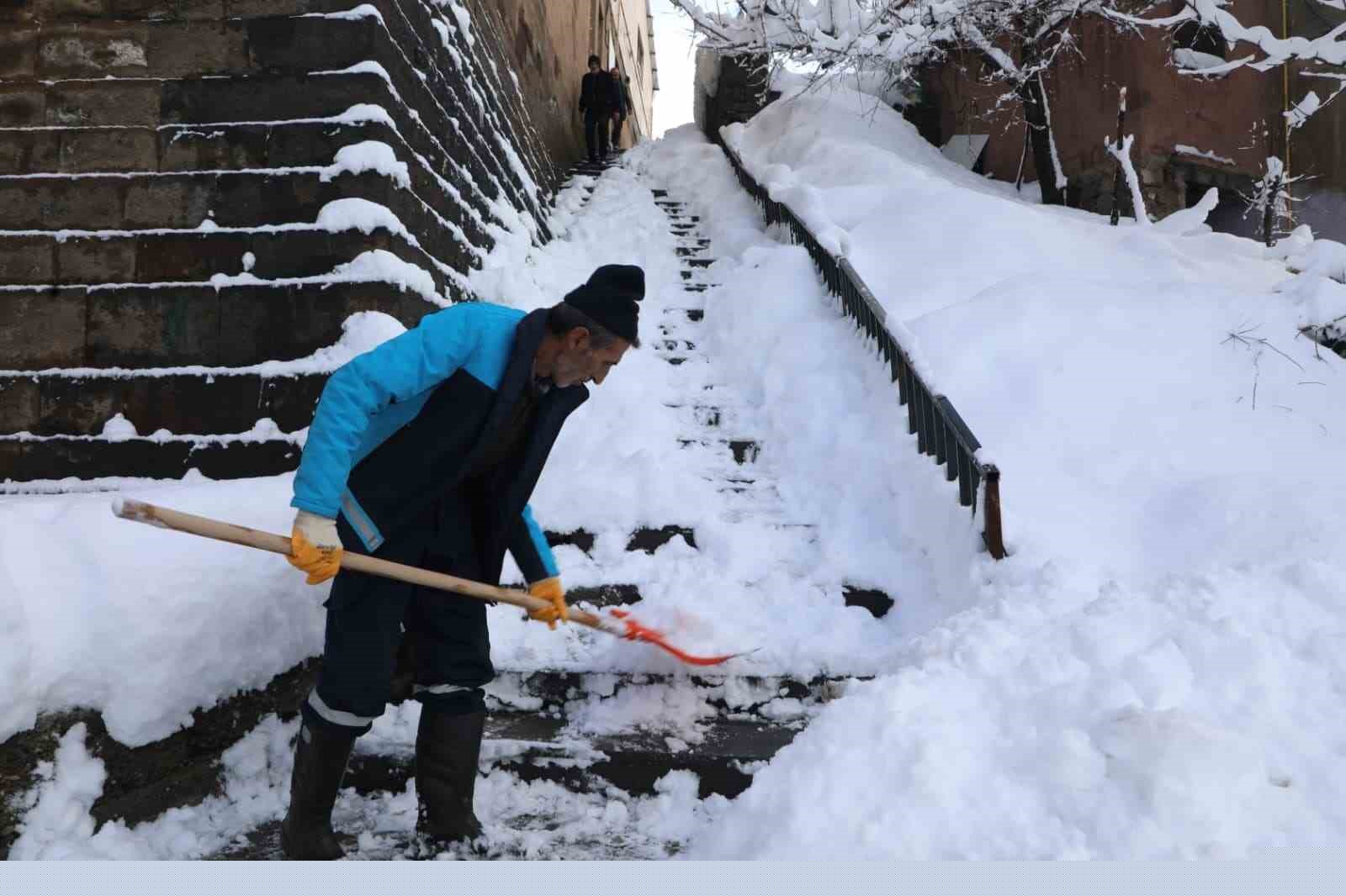 Bitlis’te karla mücadele çalışmaları aralıksız sürdürüyor
