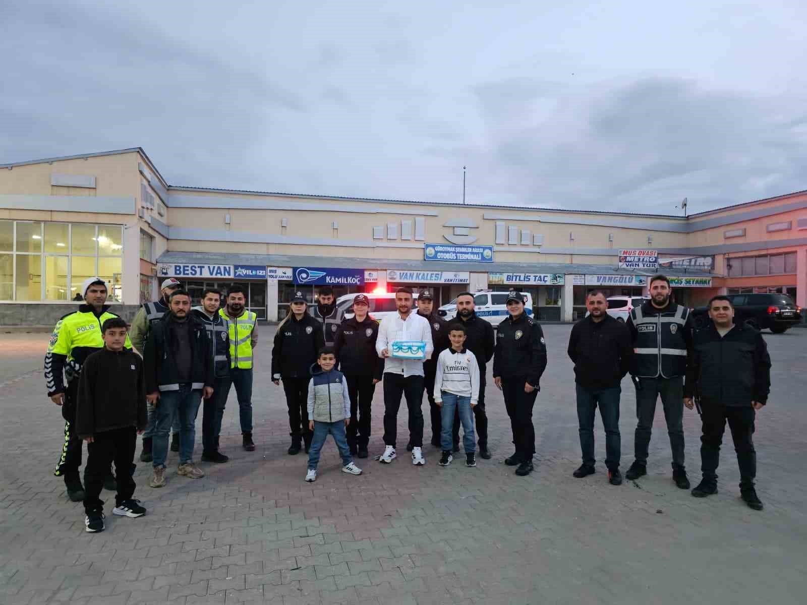 Bitlis’te kavga ihbarına gelen polislere pastalı sürpriz

