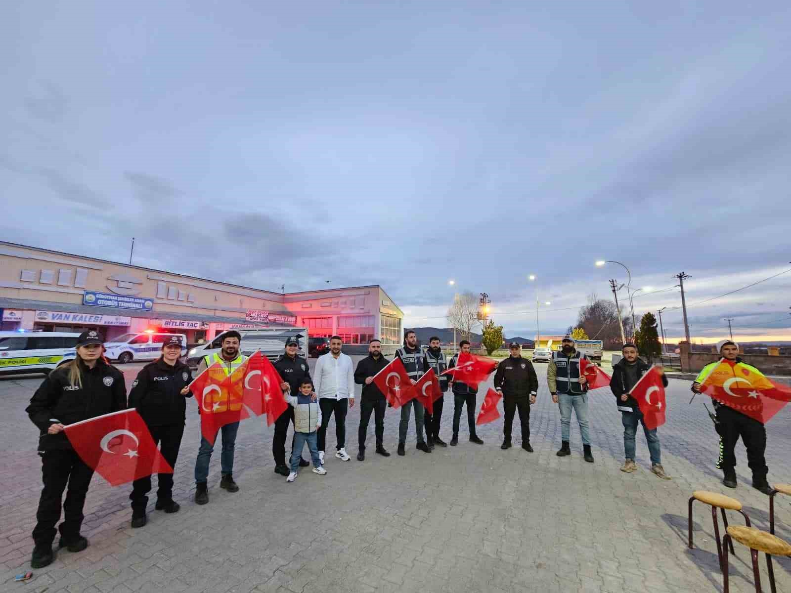 Bitlis’te kavga ihbarına gelen polislere pastalı sürpriz
