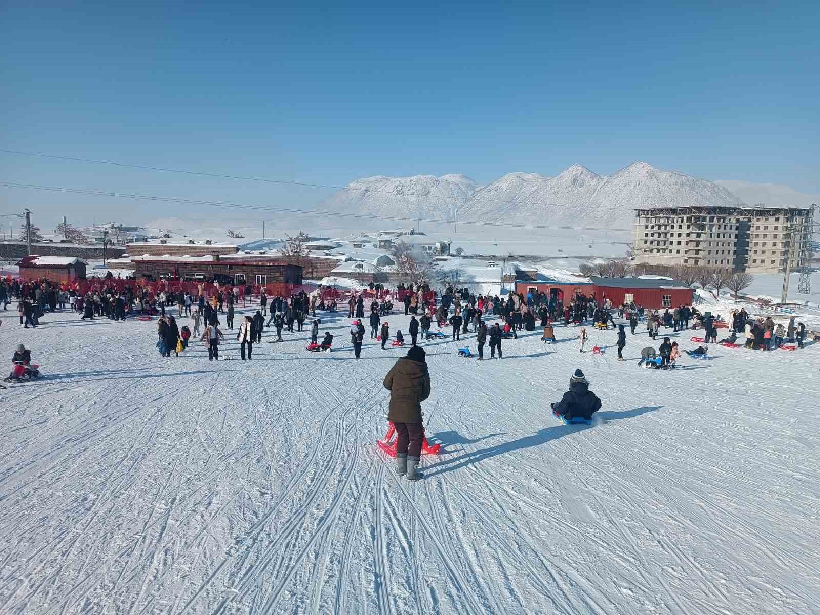 Bitlis’te kayak merkezine yoğun ilgi
Bitlis’te kayak merkezine yoğun ilgi