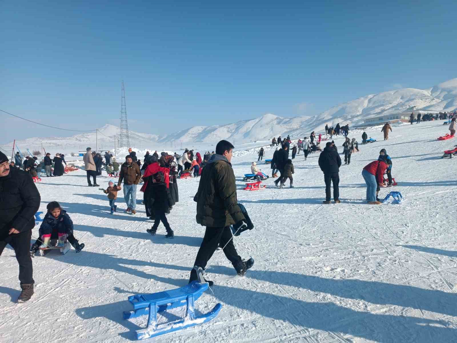 Bitlis’te kayak merkezine yoğun ilgi
Bitlis’te kayak merkezine yoğun ilgi