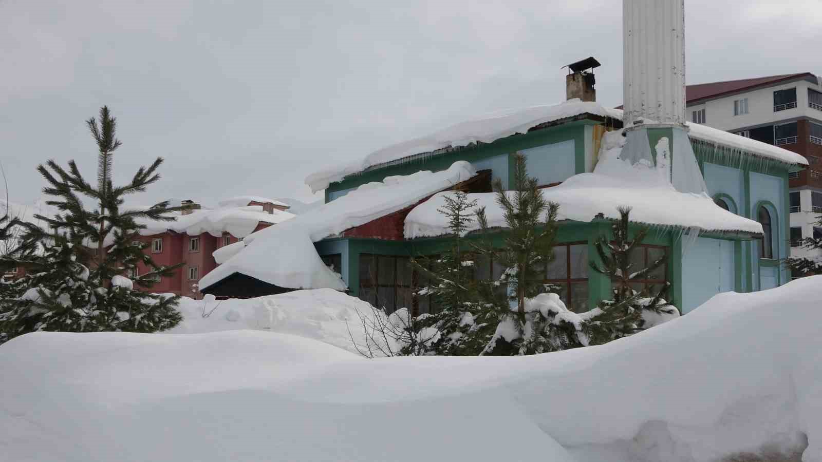 Bitlis’te kış şartları ağırlaşıyor, 124 köy yolu kapandı
Bitlis’te kış şartları ağırlaşıyor, 124 köy yolu kapandı