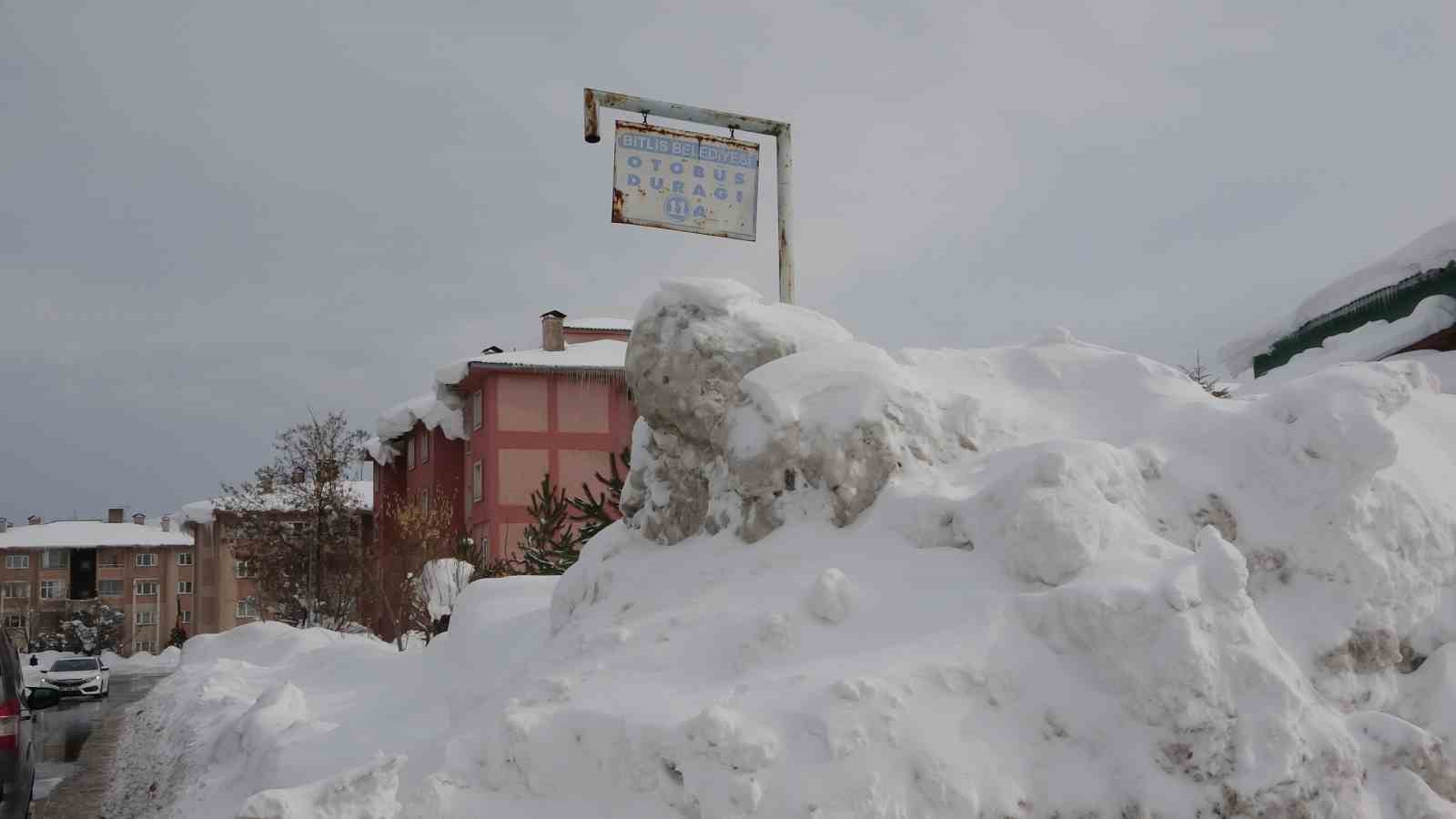 Bitlis’te kış şartları ağırlaşıyor, 124 köy yolu kapandı
Bitlis’te kış şartları ağırlaşıyor, 124 köy yolu kapandı