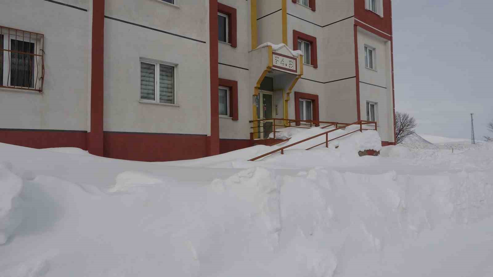 Bitlis’te kış şartları ağırlaşıyor, 124 köy yolu kapandı
Bitlis’te kış şartları ağırlaşıyor, 124 köy yolu kapandı