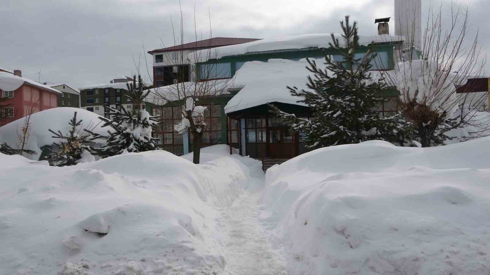 Bitlis’te kış şartları ağırlaşıyor, 124 köy yolu kapandı
Bitlis’te kış şartları ağırlaşıyor, 124 köy yolu kapandı