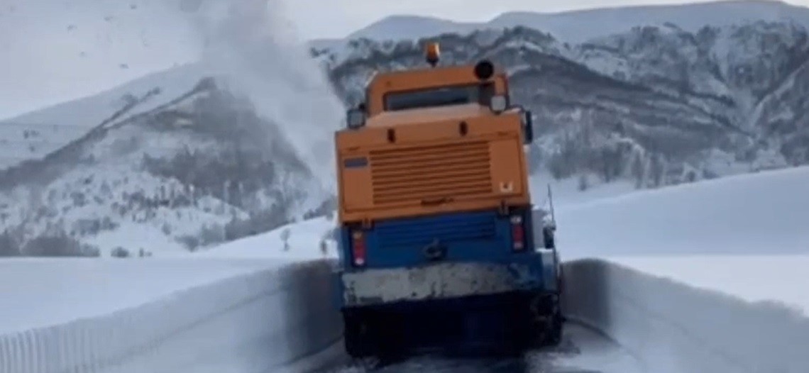 Bitlis’te köy yolları için kar seferberliği

