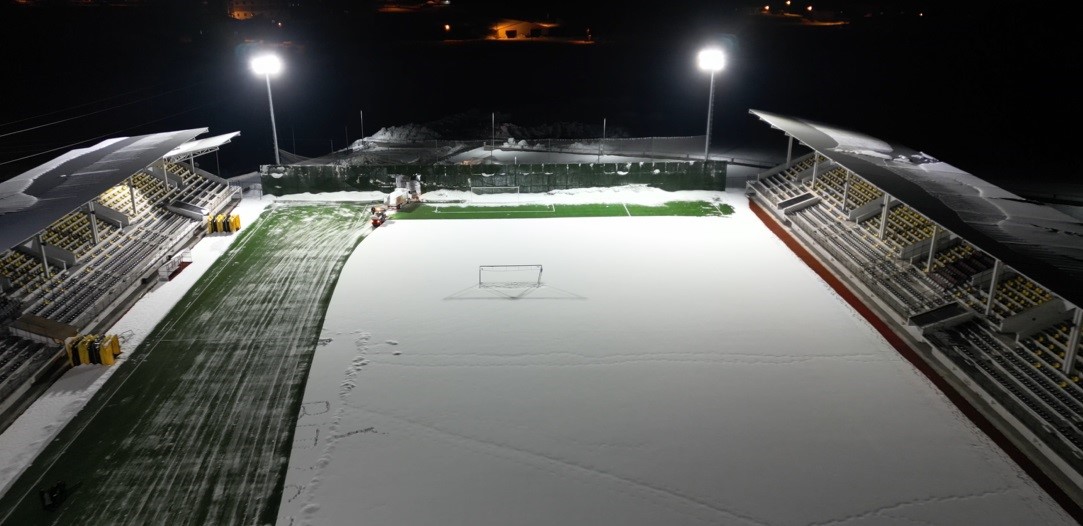 Bitlis’te maç öncesi sahada karla mücadele çalışması
