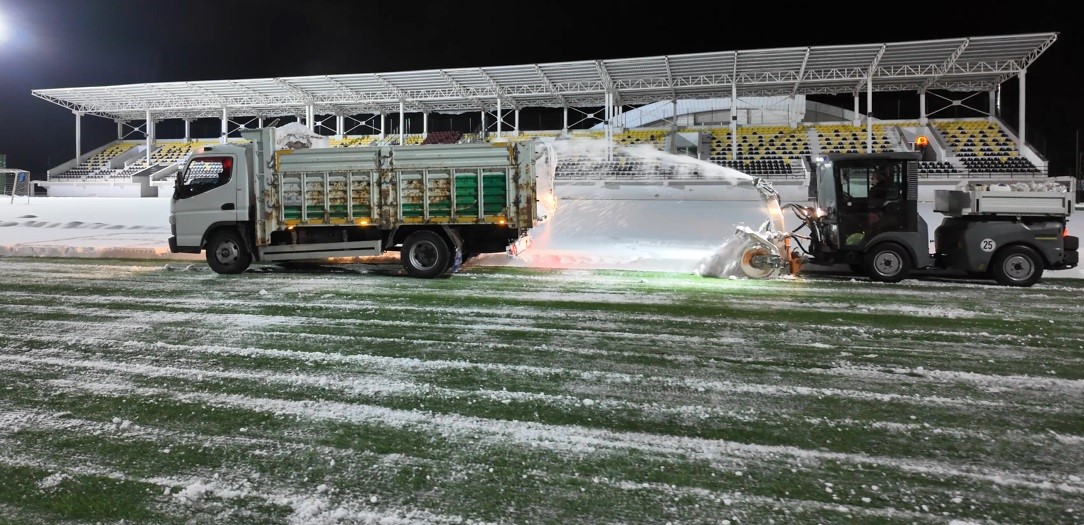 Bitlis’te maç öncesi sahada karla mücadele çalışması
