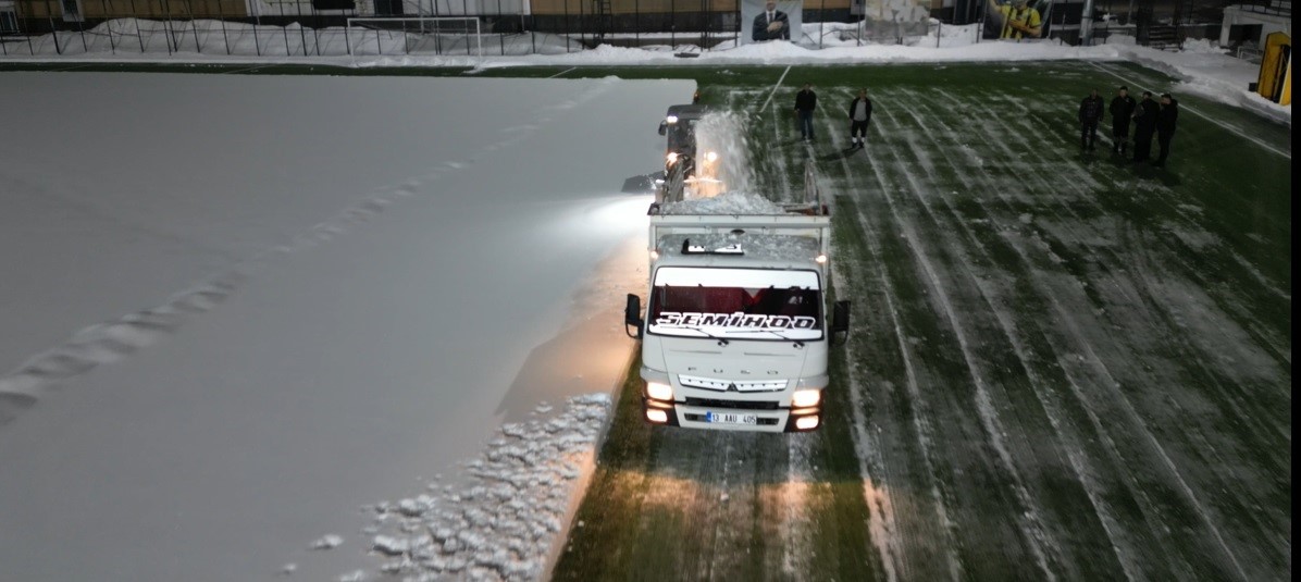 Bitlis’te maç öncesi sahada karla mücadele çalışması
