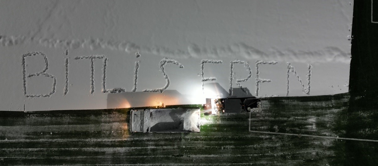 Bitlis’te maç öncesi sahada karla mücadele çalışması
