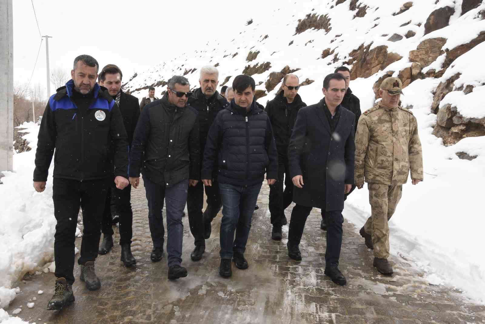 Bitlis’te Nisan ortasında kar mesaisi devam ediyor
