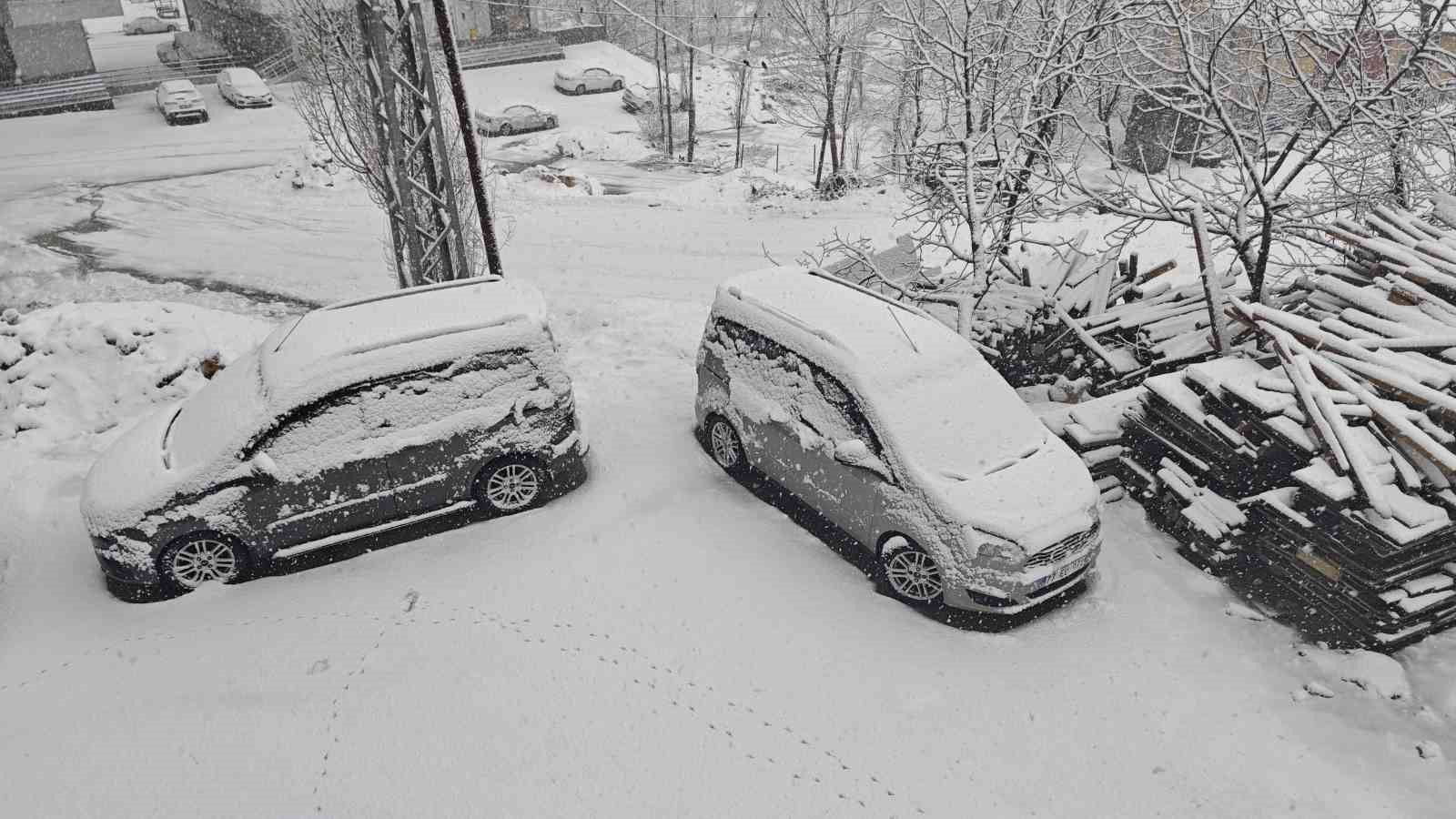 Bitlis’te nisanda kara kış: 84 köy yolu ulaşıma kapandı
Bitlis’te nisanda kara kış: 84 köy yolu ulaşıma kapandı