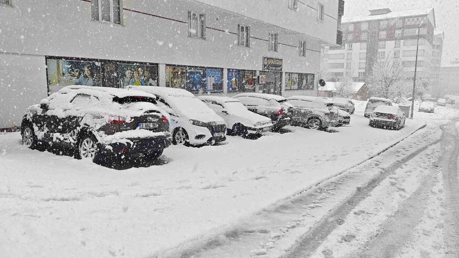 Bitlis’te nisanda kara kış: 84 köy yolu ulaşıma kapandı
Bitlis’te nisanda kara kış: 84 köy yolu ulaşıma kapandı
