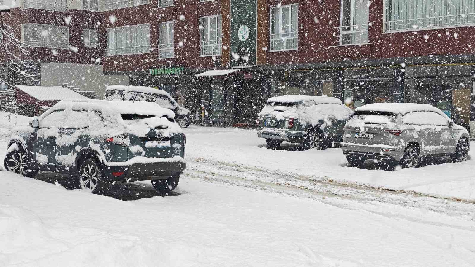 Bitlis’te nisanda kara kış: 84 köy yolu ulaşıma kapandı
Bitlis’te nisanda kara kış: 84 köy yolu ulaşıma kapandı