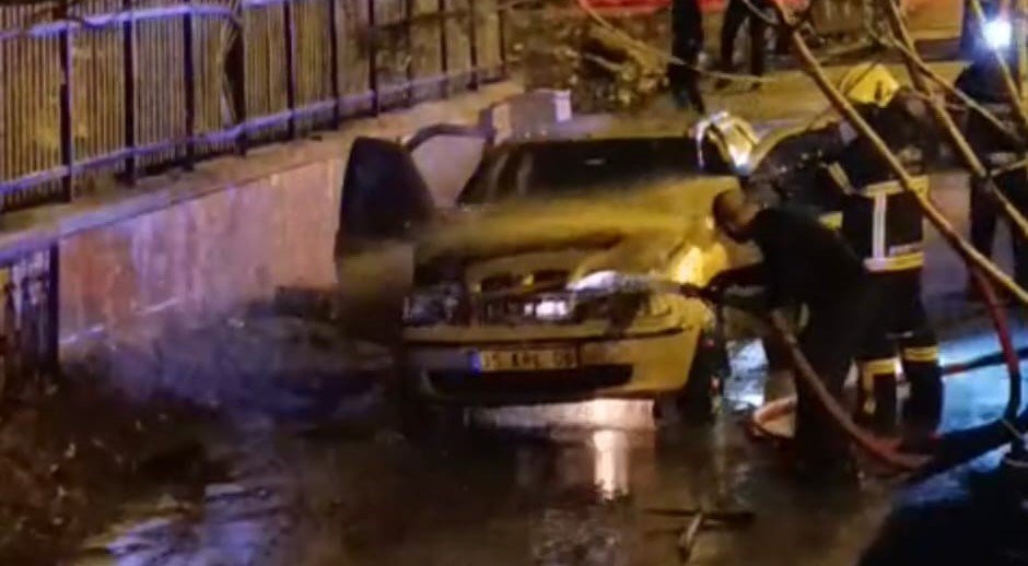 Bitlis’te seyir halindeki araç alev aldı
